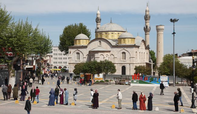 Bankaların Önünde Uzun Kuyruklar