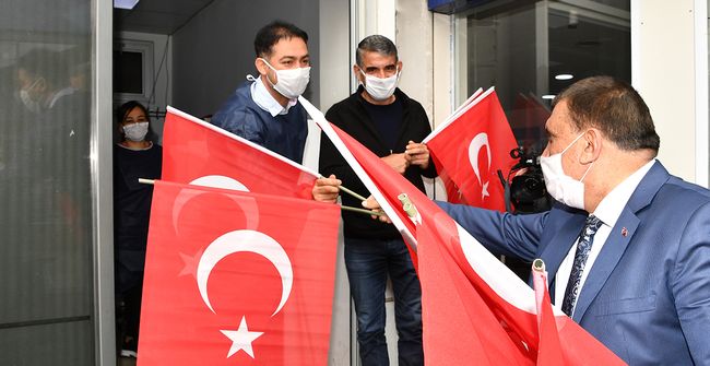 Büyükşehir ve AKP Bayrak Dağıttı