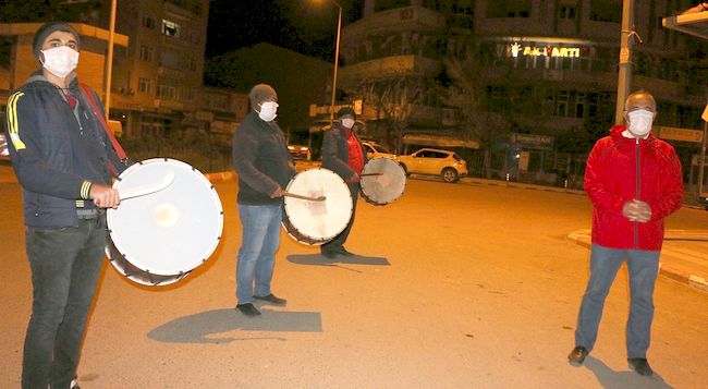 Davulculara Başkan da Eşlik Etti