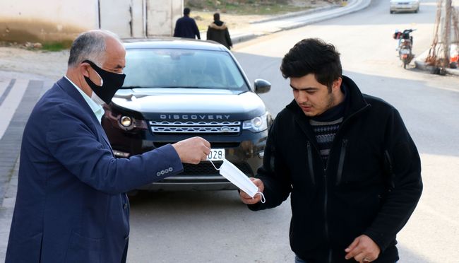 Belediye Başkanı Maske Dağıttı