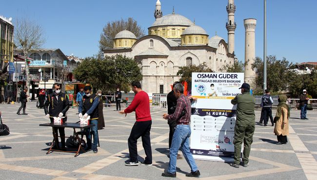 Meydanda Polis Maske Dağıttı