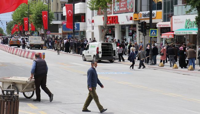 Yasak Sonrası Kalabalığı.. Yollara Taştı