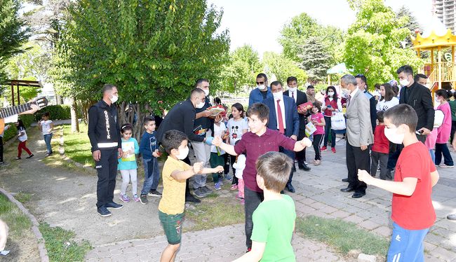 4 Saatlik İzinde Parklara Koştular