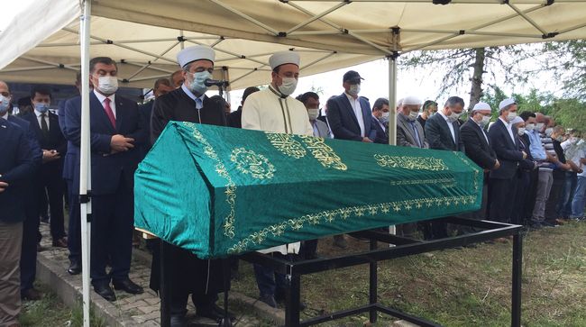 Küçük'ün Cenazesi İstanbul'da Toprağa Verildi