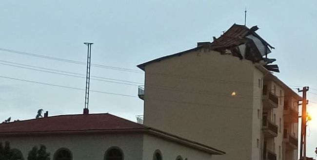 Arguvan'da Fırtına Çatıları Uçurdu