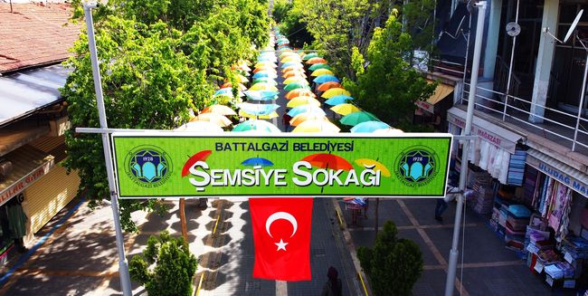 Şemsiye Sokak Rengarenk