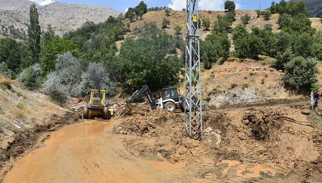 Taşkın Nedeniyle Yol Kapandı