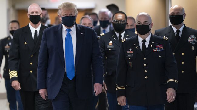 Trump İlk Kez Maskeyle Görüntülendi
