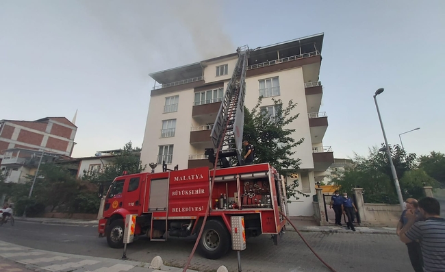 Apartmanın Çatı Katında Yangın