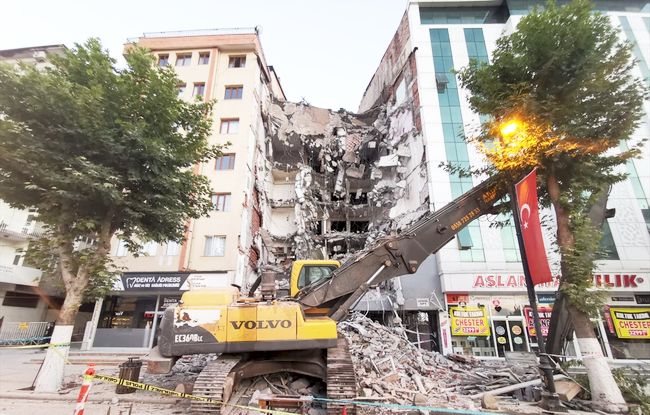 Deprem Hasarlı Bina Yıkılırken Yan Bina Zarar Gördü