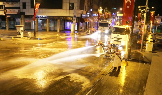 Caddelerde Deterjanlı Temizlik