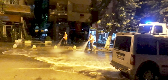 Yollar Deterjanlı Su İle Yıkanıyor