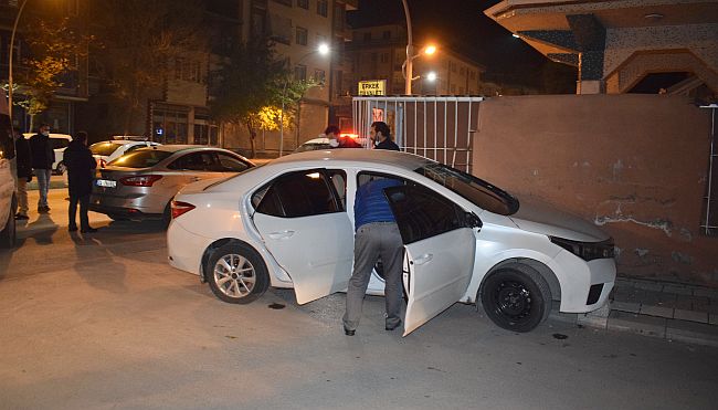 Polis Peşindeyken Cami Duvarına Çarptığı Aracı Bırakıp Kaçtı