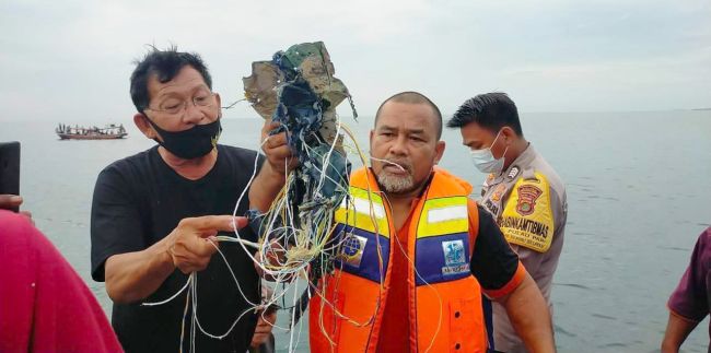 Endonezya'da Yolcu Uçağı Düştü
