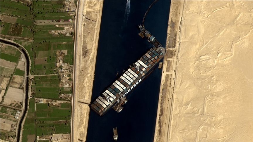 Süveyş Kanalında Karaya Oturan Yük Gemisi Ulaşımı Durdurdu