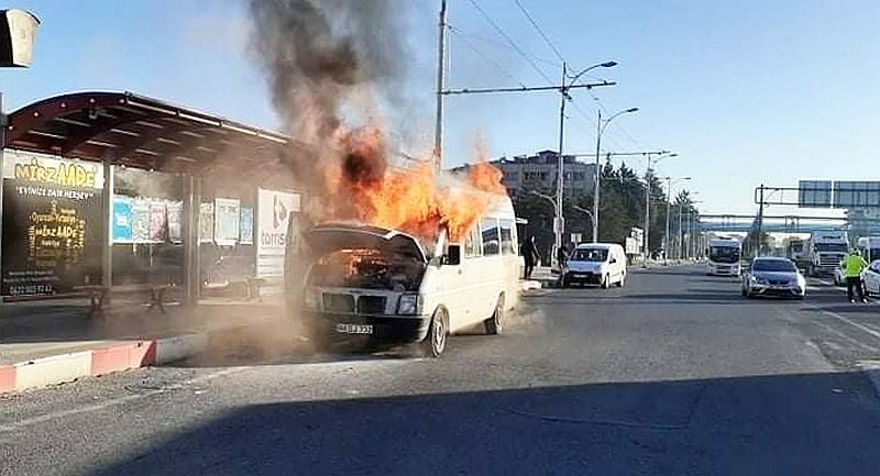 Minibüs Hareket Halinde İken Yangın Çıktı