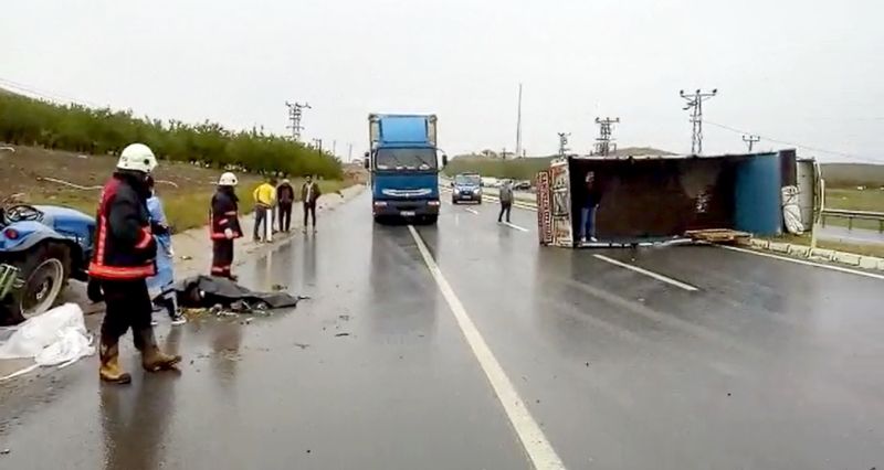 Traktör Kamyonla Çarpıştı, Sürücüsü Öldü
