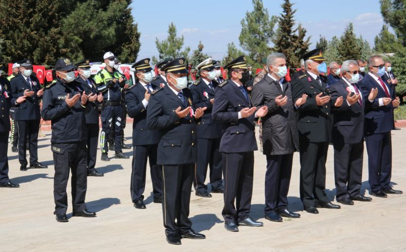 Polisten Atatürk Anıtı ve Şehitlik'te Törenler