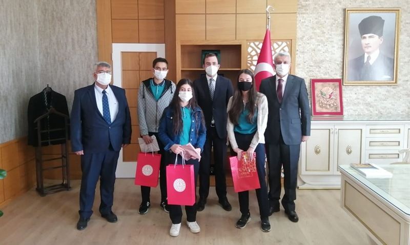 Yazıhan'daki 23 Öğrenciye Tablet Verildi