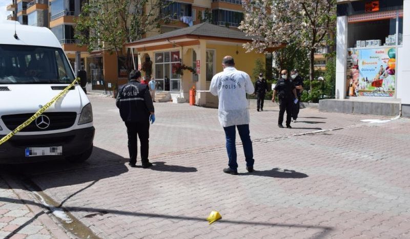 Site Sakini ve Görevlisi Kavga Etti, 2 Yaralı..