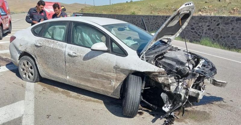 Duvara Çarpan Otomobilin Sürücüsü Yaralandı