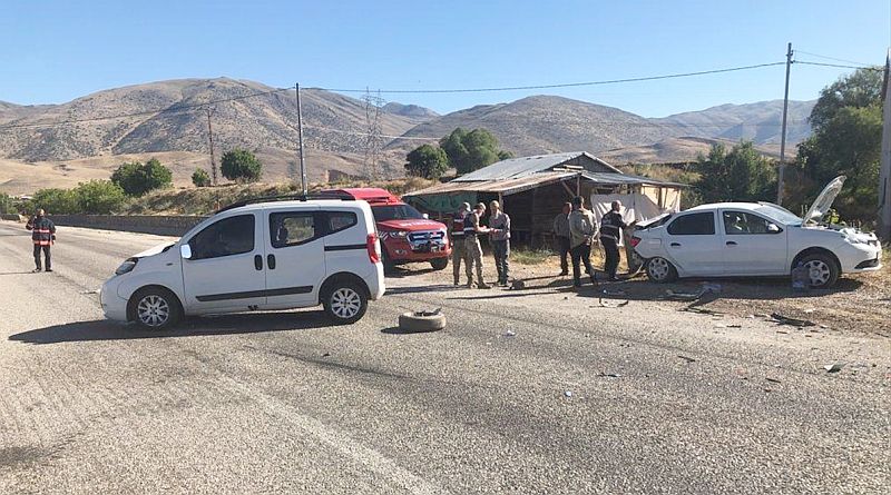 İki Araç Çarpıştı, 2 Kişi Yaralandı