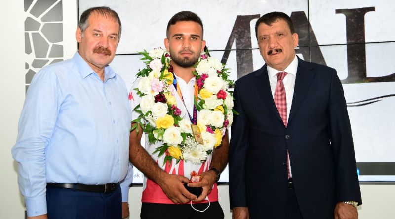 Gürkan, Avrupa Şampiyonu Yamandağ'ı Kutladı