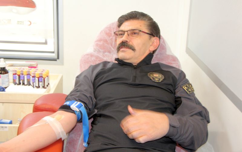 Polisten '15 Temmuz Anısına' Kan Bağışı