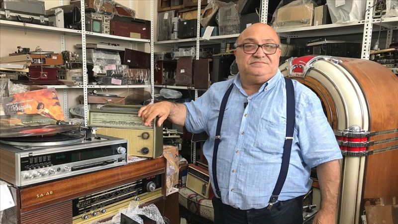 Antika Radyo ve Pikaplar Elinde Hayat Buluyor