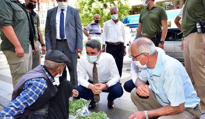 Yaşlı Satıcıyı Aşıya Vali Götürdü