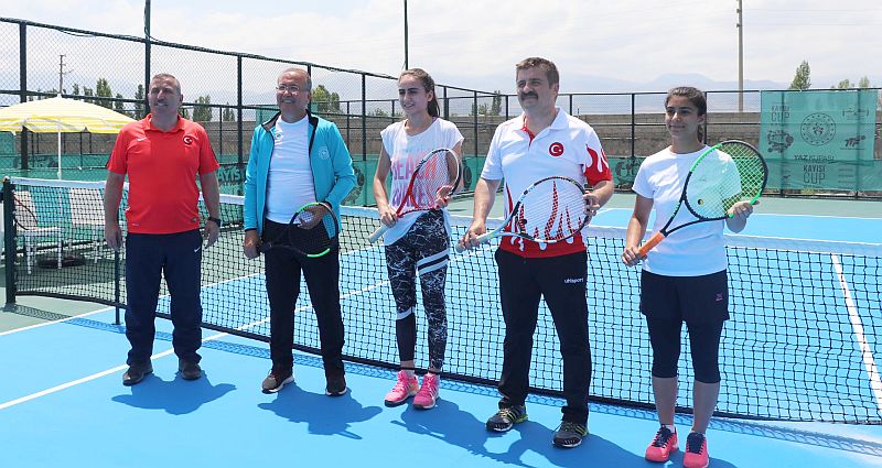 Iğdır'da 'Kayısı Cup' Tenis Turnuvası
