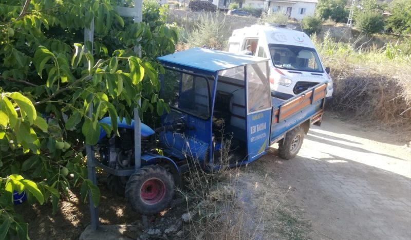 Çapa Motoru Elektrik Direğine Çarptı, 4 Yaralı..
