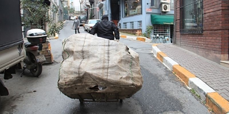 İstanbul'da 'Çekçekçi' Atık Arabaları Toplanıyor