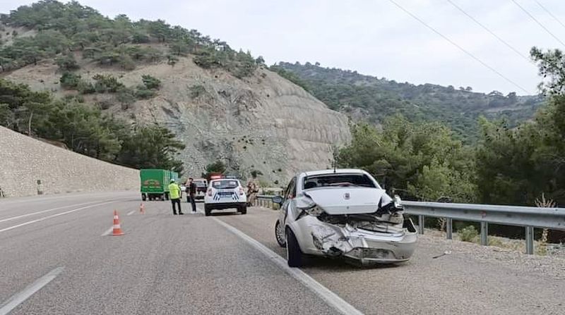 İki Otomobil Çarpıştı, Birinin Sürücüsü Yaralandı