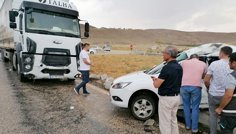 Otomobil Tırla Çarpıştı, Baba- Kız Yaralandı