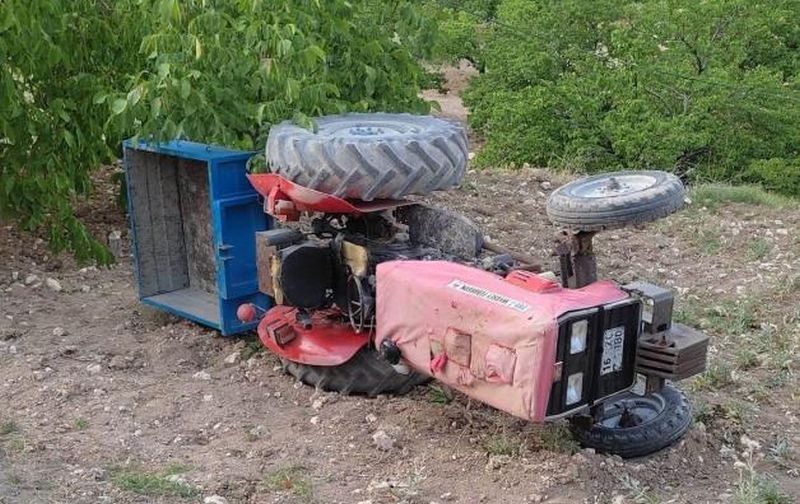 Bahçede Devrilen Traktörde 2 Kişi Yaralandı
