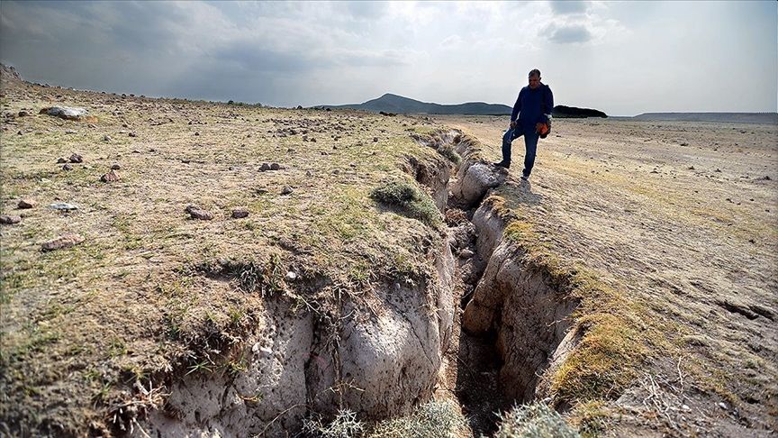 Yer Altı Suyu Çekilmesi Yarıklara Yol Açıyor