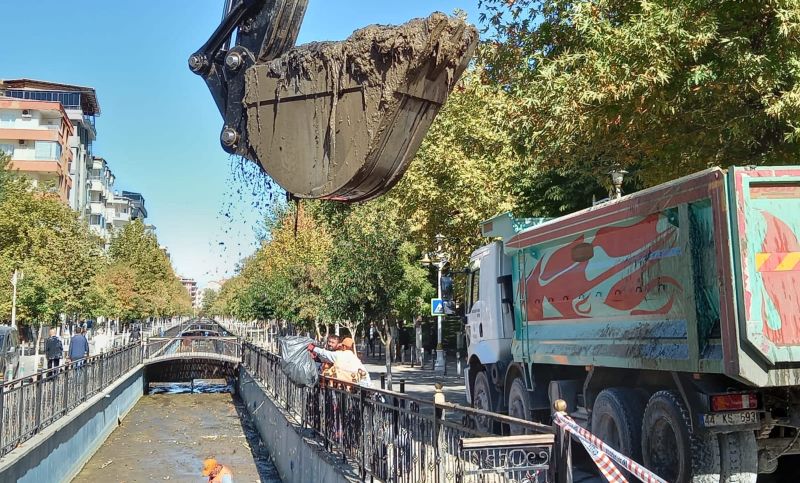 Kanalboyu'nda Kanal Temizliği Yapılıyor