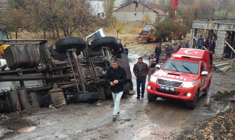 Beton Mikseri Devrildi, Sürücü Yaralandı