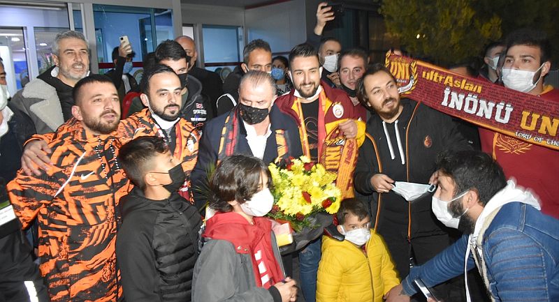 Galatasaray Kafilesini Taraftarları Karşıladı