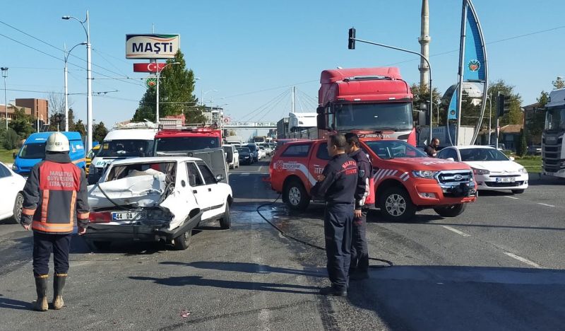 Otomobiller Çarpıştı, Sürücüler Yaralandı