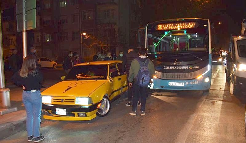 Kaza Oldu, Ana Caddede Trafik Kilitlendi