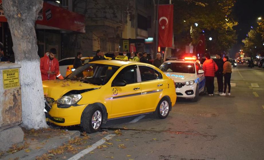 Minibüs Çarptı, Kontroldan Çıktı