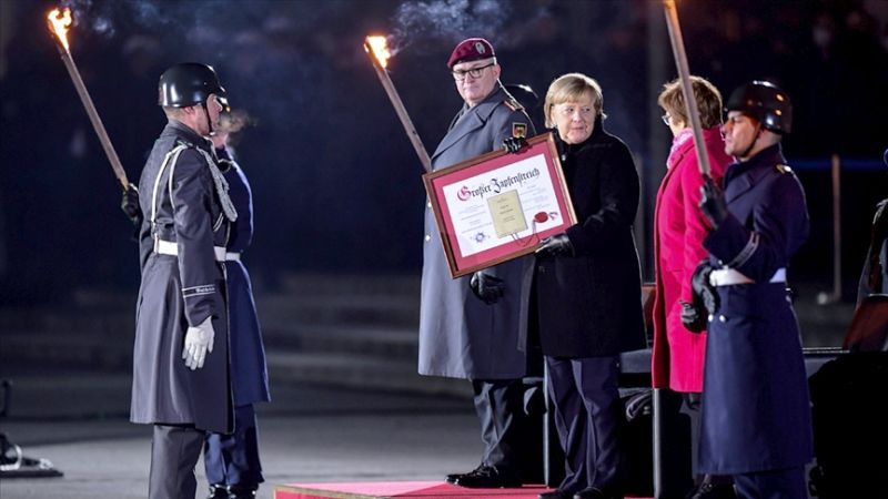 Almanya'da Merkel İçin Askeri Veda Töreni