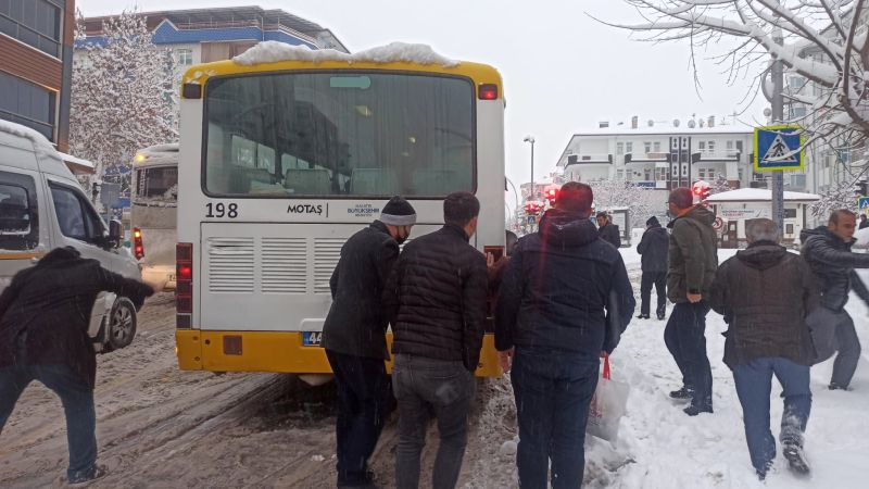 Yolcular Otobüsü İterek Kurtarmaya Çalıştı