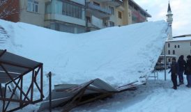 Oto Parkın Çatısı Kardan Çöktü