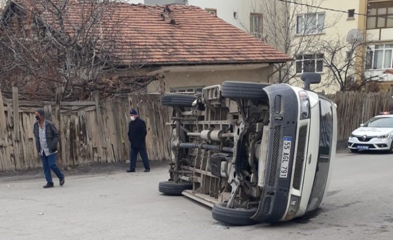 Otomobille Çarpışan Minibüs Devrildi