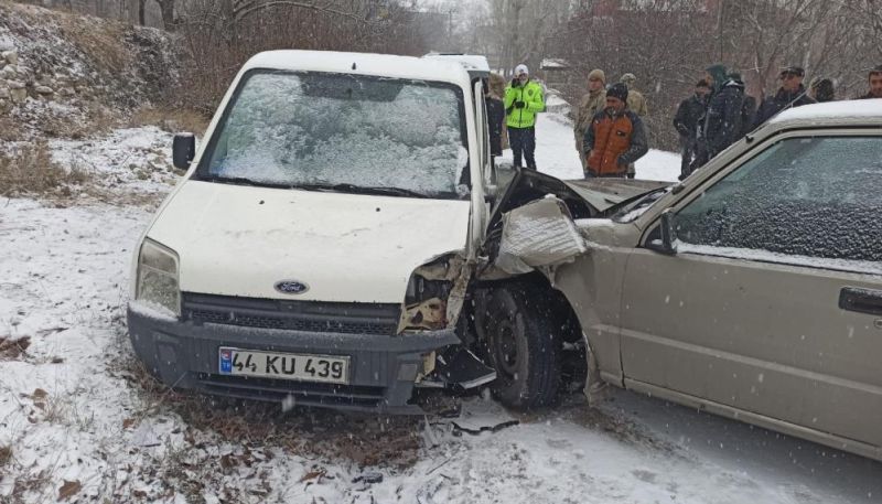 Kar Trafik Kazalarına Yol Açtı