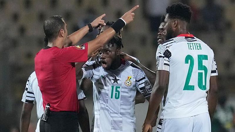 Afrika Kupasında Tetteh Vakası.. Rakibini Yumrukladı